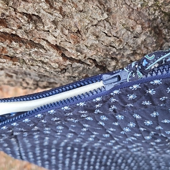 VERA BRADLEY. Paisley. Navy Blue. Floral. Garment Bag. Like New Condition! - Picture 9 of 16